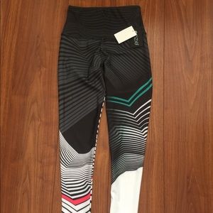 Onzie high rise graphic leggings XS